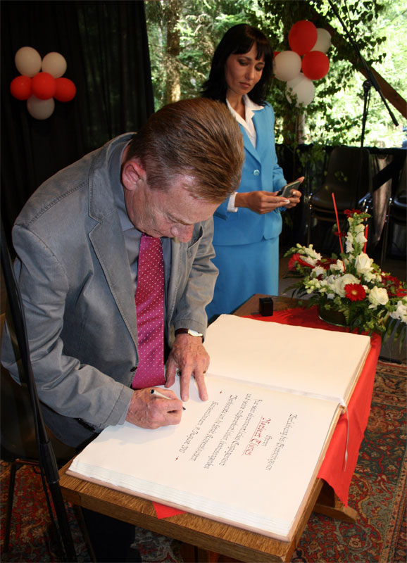  Norbert Thines trug sich in das Goldene Buch der Stadt Kaiserslautern ein.