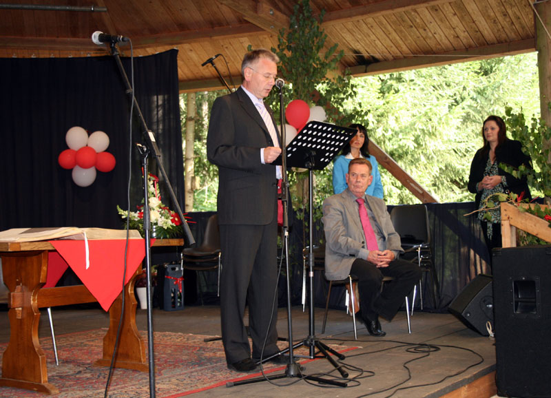 Lauterns Oberbürgermeister Klaus Weichel bei seiner Laudatio.