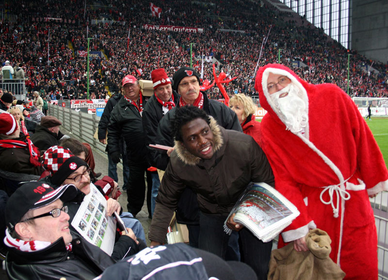 Traditionelle Weihnachts-Geschenk-Aktion mit dem Nikolaus und Abwehr-Ass Rodnei sowie vier Fairplay-Mitgliedern.