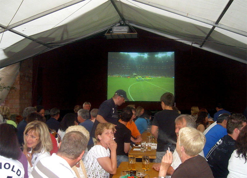  Volles Haus beim Spiel Deutschland gegen Ghana im „Kulturgarten Taormina“ in Landstuhl.