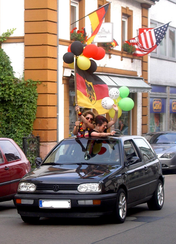  …beherrschte der lautstark hupende Autokorso immer noch die Straßen der Sickingenstadt Landstuhl.