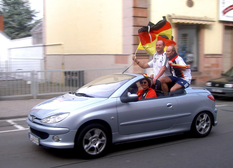  Nach dem Schlusspfiff gab’s kein Halten mehr: Mit einem Autokorso durch Landstuhl wurde der historische Triumph gefeiert.