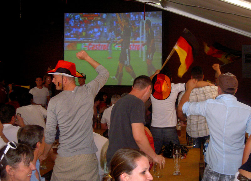  Schon kurz nach Spielbeginn in der 3. Minute erstmals Jubel: Deutschland führte 1:0. Auf dem rechten Bild wird das 2:0 durch Klose gefeiert (67.).