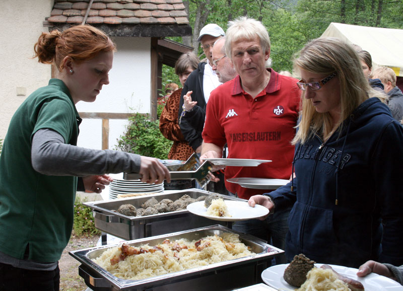 Fairplay-Mitglied Uli Katzenberger (rotes T-Shirt) beim “Essen-fassen”. Er hatte gleich 2 Teller – weil er Rollifahrer Georg mitversorgte.