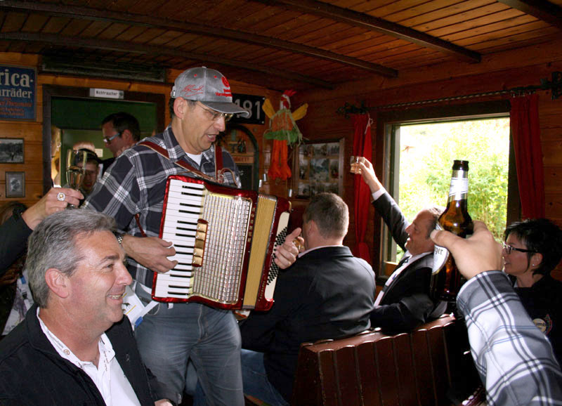 Der Ziehharmonikaspieler brachte die Stimmung zum sieden.