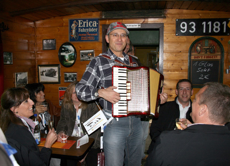  Der Ziehharmonikaspieler brachte die Stimmung zum sieden.