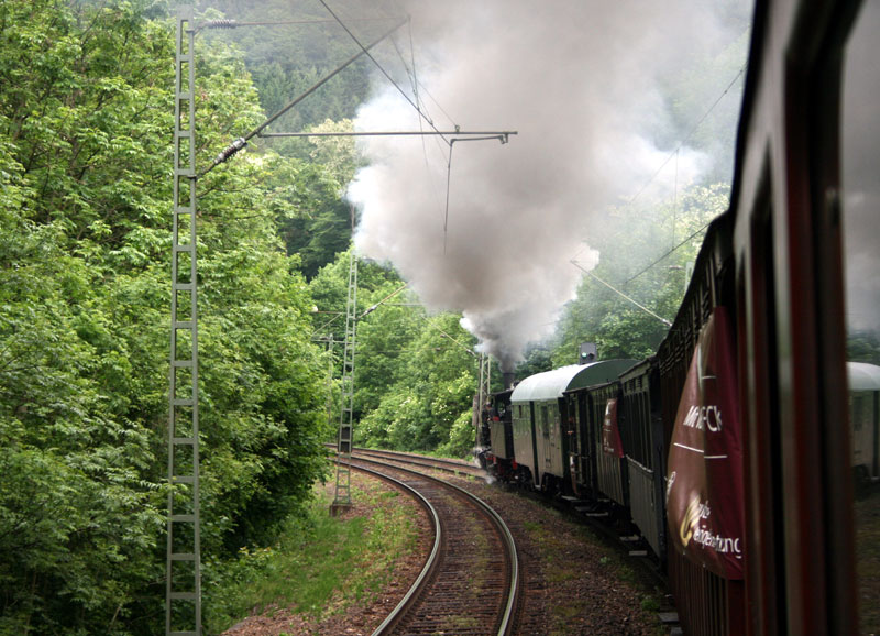  Das Kuckucksbähnel unterwegs im Elmsteiner Tal.