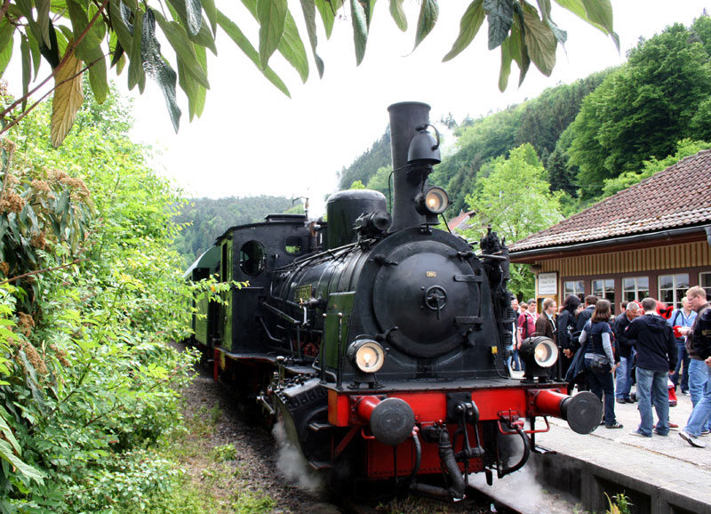  Auf der Strecke kommt die Schlepptenderlok Speyerbach, eine dreiachsige ehemalige Industrielok aus dem Jahr 1904 zum Einsatz. Sie zog die unterschiedlichen historischen Wagen durch das Elmsteiner Tal. 