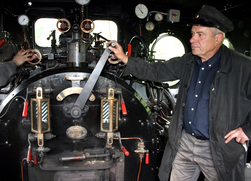  …wurde die Lokomotive (Blick in den Führerstand) mit neuer Kohle und frischem Wasser gefüttert.