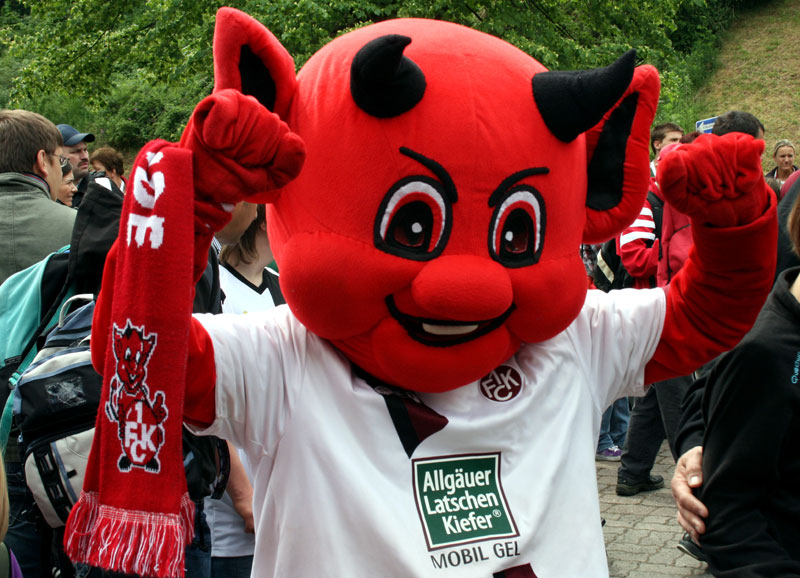  Bereit zur Autogrammstunde in Elmstein: 1, FCK-Maskottchen „Betzi“.