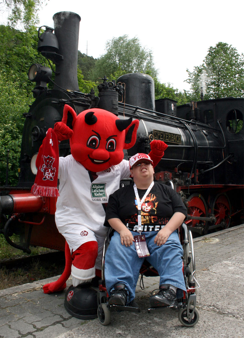 1. FCK-Maskottchen “Betzi” begrüßte die Rollifahrer in Elmstein, welche mit dem Kuckucksbähnel anreisten.