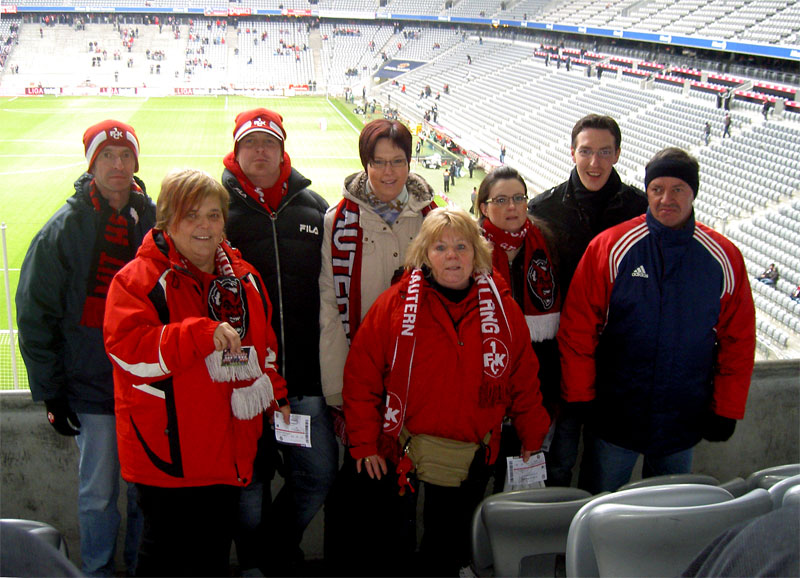 Die Fairplay-Gruppe in der Arena vor dem Spiel.