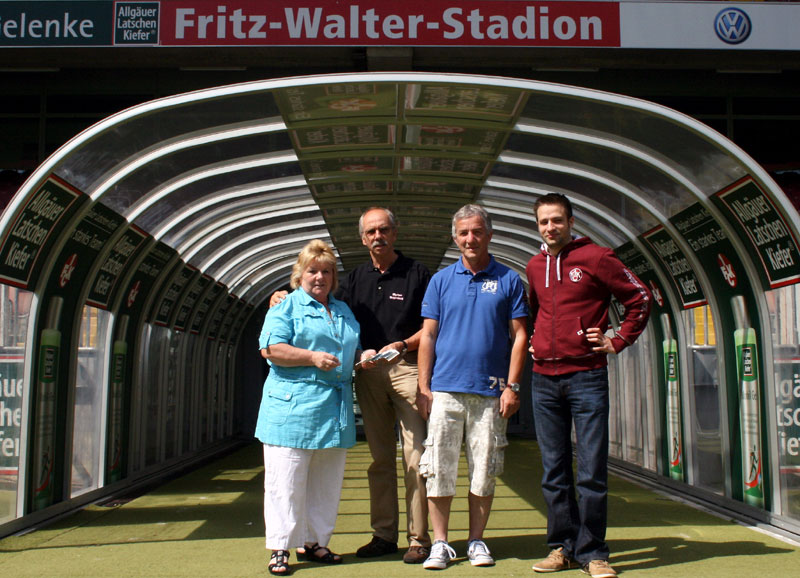 Geldübergabe im „Fritz-Walter-Stadion“: Von links Helga Huber, Rolf Conrad, Thomas Butz und Christoph Schneller.