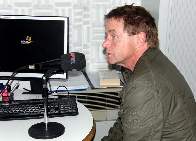 Günter Lotz beim Interview mit „RPR1” im Studio des „Fritz-Walter-Stadions“.