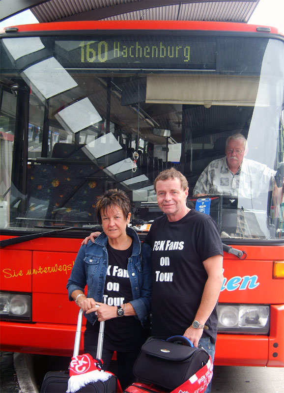 Der Initiator der spektakulären Busreise, Günter Lotz, mit seiner Begleiterin Rita vor einem der zahlreich genutzten Linienbusse (Foto: Busfahrer).