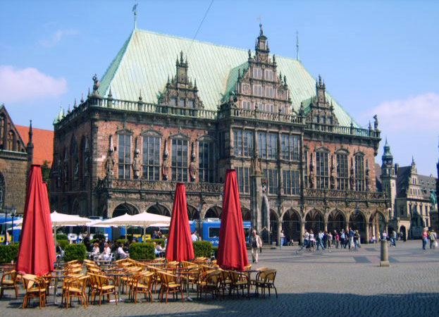  Das Bremer Rathaus am Marktplatz – hier verbrachten die beiden Fußball-Touristen so manche Stunde beim Relaxen!