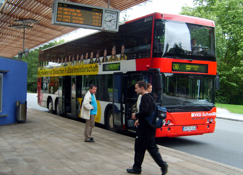  …dort in Bergkamen. Dortmunds grandiose Meisterschaft spiegelte sich immer noch, sogar auf den Linienbussen.