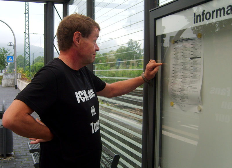  Die beiden verbrachten viel Zeit an Bushaltestellen: Der eine schaut am Fahrplan, wies weitergeht, derweil passt der andere aufs Gepäck auf.