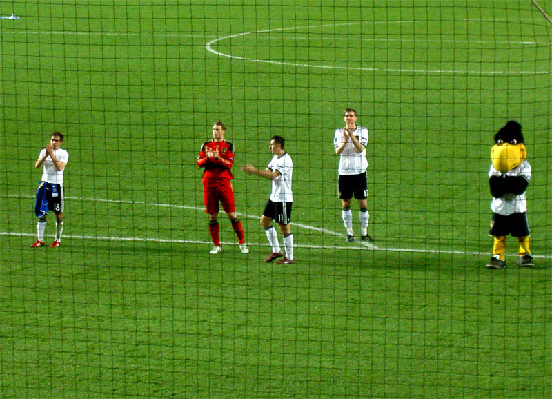 Philipp Lahm, Manuel Neuer, Miro Klose und Per Mertesacker (v.l.n.r.) bedankten sich zusammen mit Maskottchen „Paule“ bei den Fans für die Unterstützung.