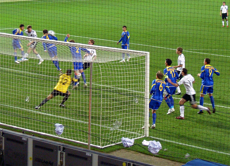 Das 2:0 ist unterwegs – Müller (2.v.r.) köpfte unhaltbar ein.