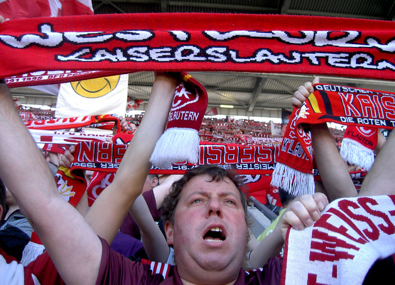 So was brauchen wir: Beigeisterte, friedliche Fans. Randalierer müssen raus aus den Stadien!