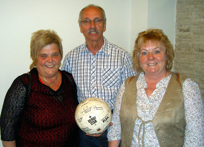 Natürlich begutachteten die anwesenden Fairplay-Mitglieder den Spielball aus der entscheidenden Begegnung in Köln.