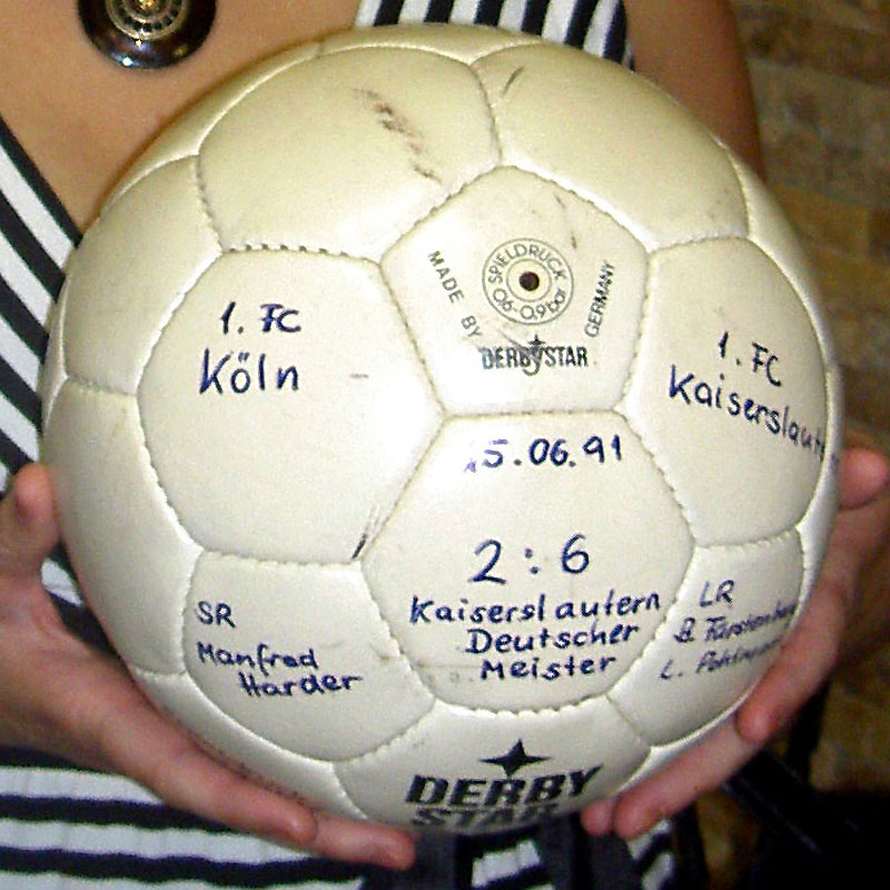  Mit diesem Ball wurde bei der legendären Begegnung in Köln gekickt – 6 mal landete er im Netz der „Geißböcke“!