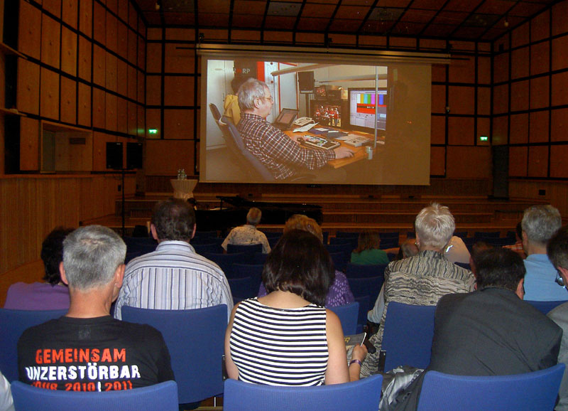 Blick in den neu renovierten Emmerich-Smola-Konzertsaal im SWR-Studio Kaiserslautern bei der Vorpremiere des 1. FCK-Films „Wo bist du?“.