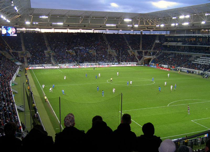  …und danach während des Spiels in das vollbesetzte Stadion.