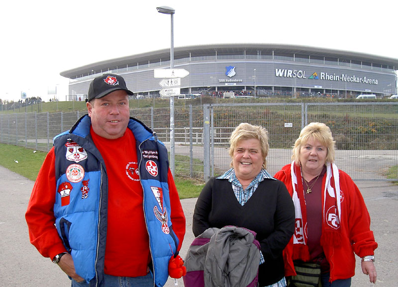  Die „Rhein-Neckar-Arena“ ist ein modernes Stadion auf der grünen Wiese bei Sinsheim.