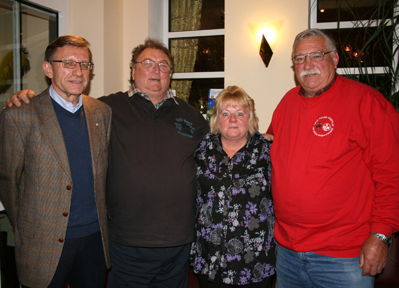  Ehrung 2: Hans Hansen (ganz rechts) wurde von Aufsichtsrat Ottmar Frenger, Fanbeirat Otto Roth und der Fairplay-Vorsitzenden Helga Huber (v.l.n.r.) für seine 10-jährige Mitgliedschaft ausgezeichnet (Bild: Bettina Huber).