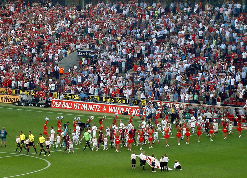 Beide Teams und das Schiedsrichtergespann unter Knut Kircher sind fürs Spiel bereit.