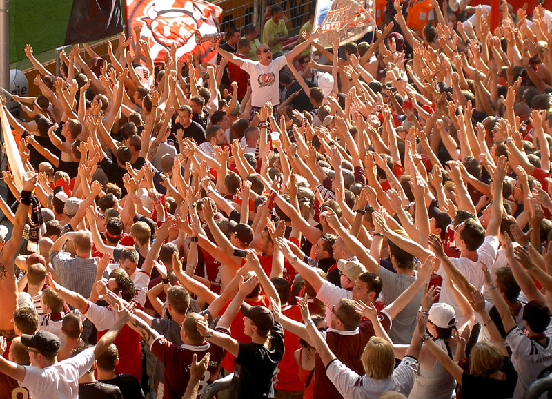  Grandiose Unterstützung der rund 6.000 mitgereisten 1. FCK-Fans.