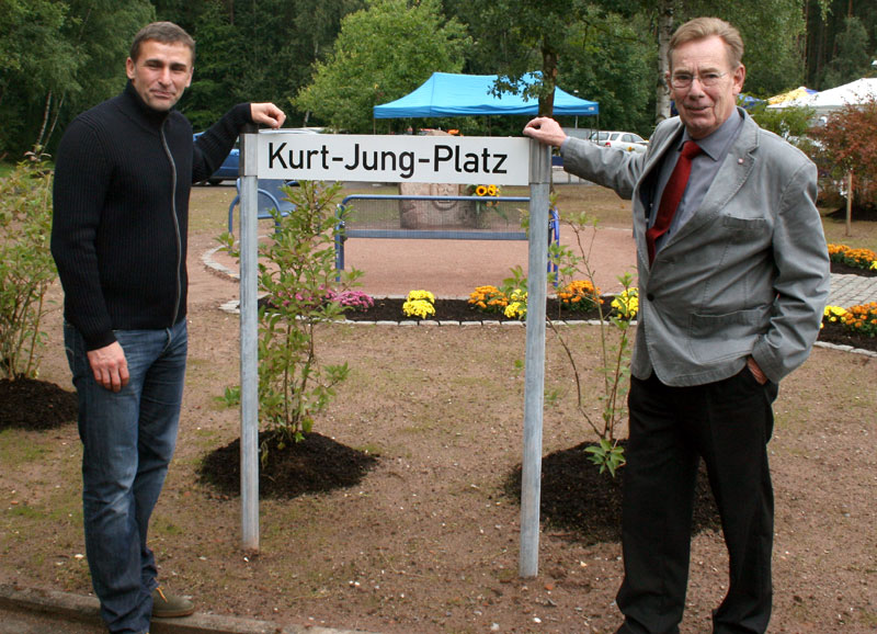 1. FCK-Vorstands-Vorsitzender Stefan Kuntz und Fairplay-Ehrenmitglied Norbert Thines am „Kurt-Jung-Platz“.