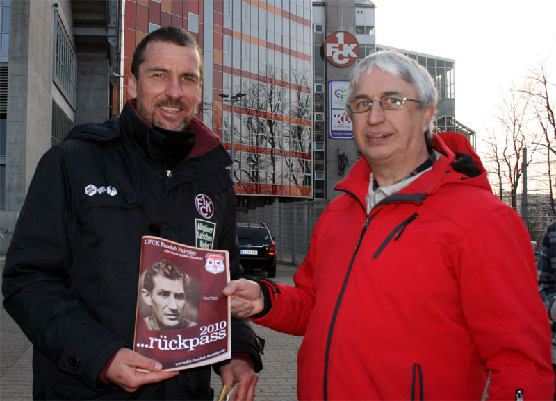  Der Fairplay-Medienbeauftragte überreichte Trainer Marco Kurz das Fanclub-Magazin „rückpass 2010“ (Foto: Helga Huber).