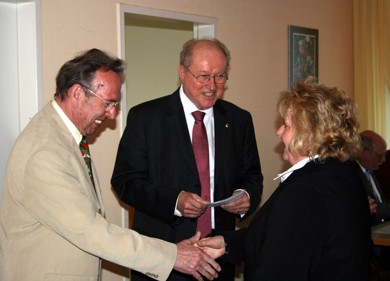 Spendenübergabe an die Fairplay-Vorsitzende: Lions-Club Schatzmeister Peter Altherr (links) überreichte den Scheck im Beisein des 1. Vizepräsidenten Detlef Besell.