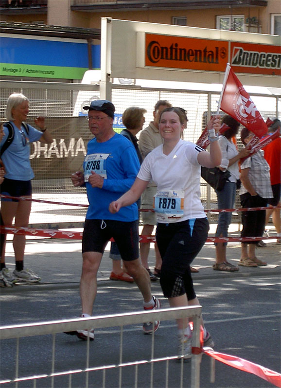 Gleich ist’s geschafft: Bettina mit der FCK-Fahne kurz vor dem Zieleinlauf.