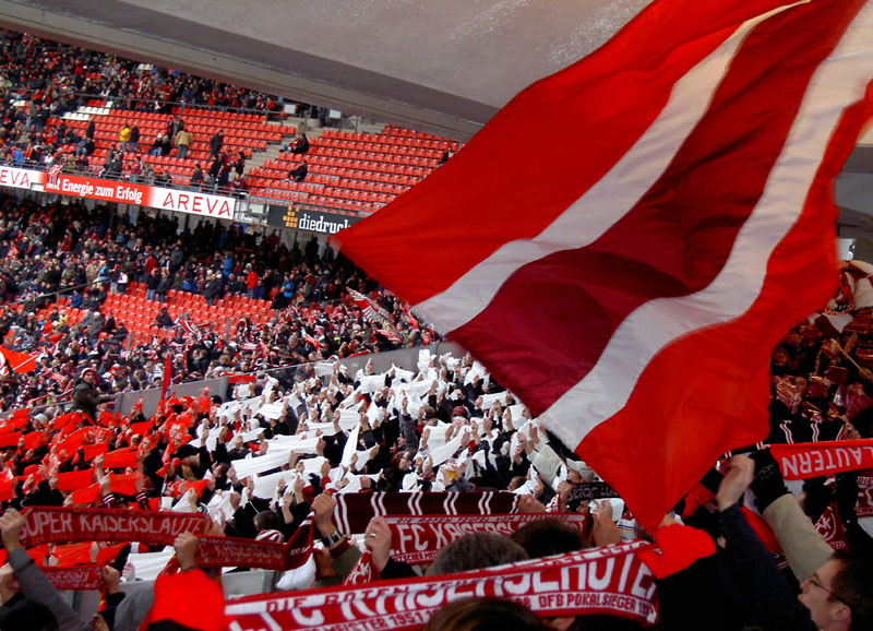 Im Gegensatz zu ihrer Mannschaft waren die gut 4.000 mitgereisten FCK-Anhänger gut drauf und begeisterten mit einer tollen Choreografie.