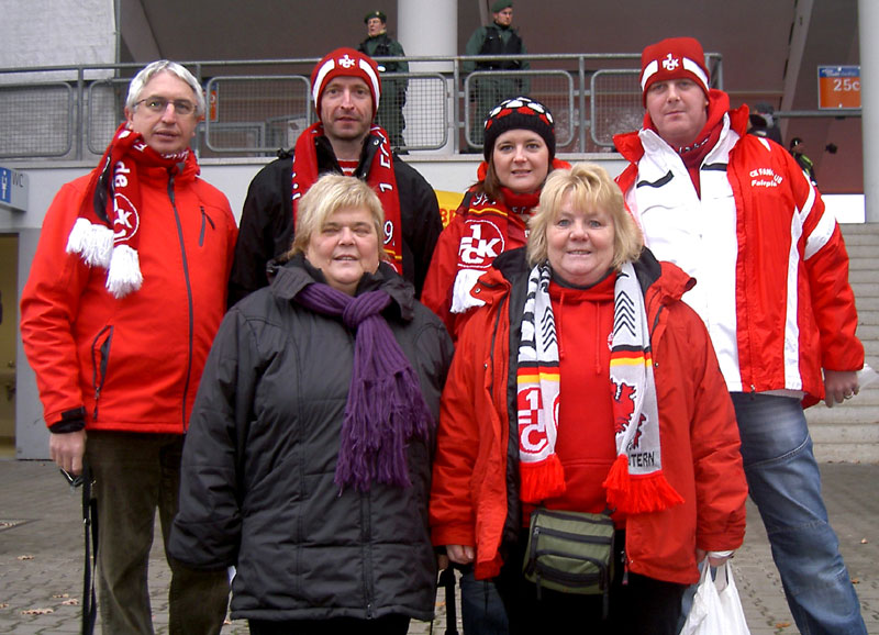 Die Fairplay-Gruppe vor dem Nürnberger Stadion. Es fehlt Michael Dewes (Bild: FCK-Fan).