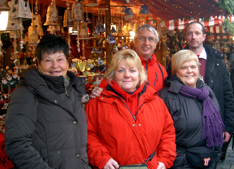  Der Christkindlesmarkt als Begegnungsstätte: Hier trafen sich vor dem Spiel viele FCK-Fans, so wie auf dem Foto die Fairplay-Mitglieder mit Sonja, der Gattin von Fanbeirat Klaus Becker (Bild: Alfred Wünstel).