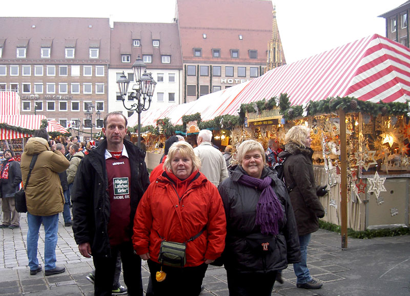 Ein Teil der Fairplay-Gruppe auf dem Nürnberger Christkindlesmarkt.