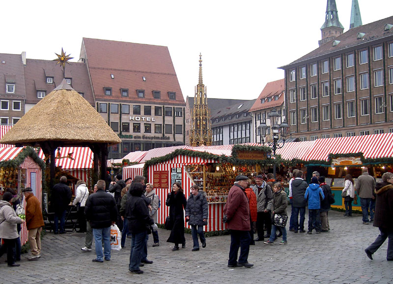 Blick auf den weltberühmten Nürnberger Christkindlesmarkt.