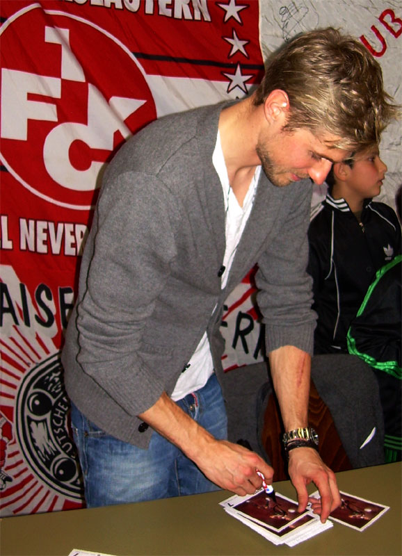 FCK-Profi Oliver Kirch schrieb fleißig Autogramme (Bild: Joachim Högner).