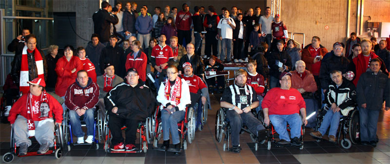 Das gehört zur speziellen Autogrammstunde für Menschen mit Behinderungen unbedingt dazu: Ein Gruppenfoto mit der Mannschaft (Bild: Bettina Huber).