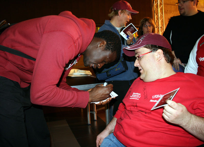 Hautnah bei den Fans: Rodnei Francisco da Lima beim Vorsitzenden der“Handicap Devils“, Carsten Radka.