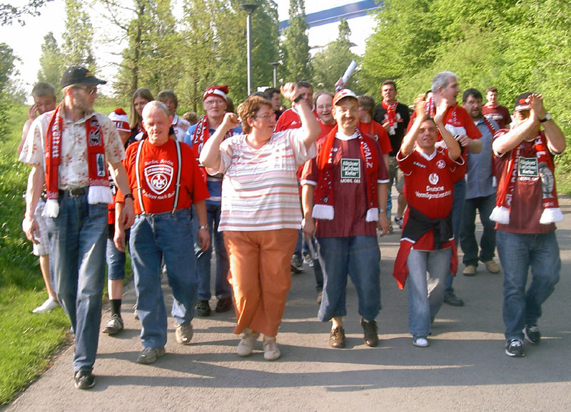  Begeisterung bei der Wohnheim-Gruppe auf dem Rückweg zum Bus.