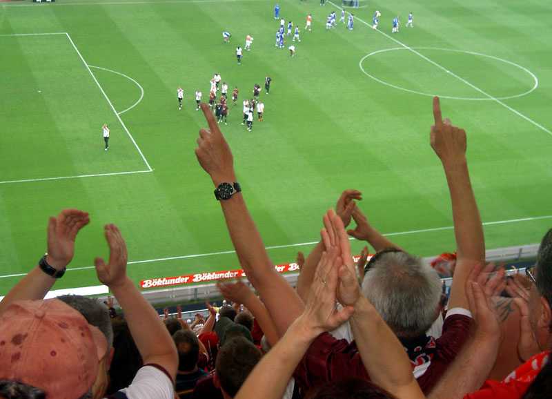 Gemeinsame Freude nach dem Sieg: Mannschaft und Fans feierten den Erfolg ausgelassen.