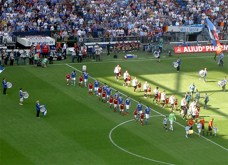  Beide Teams betreten das Spielfeld.