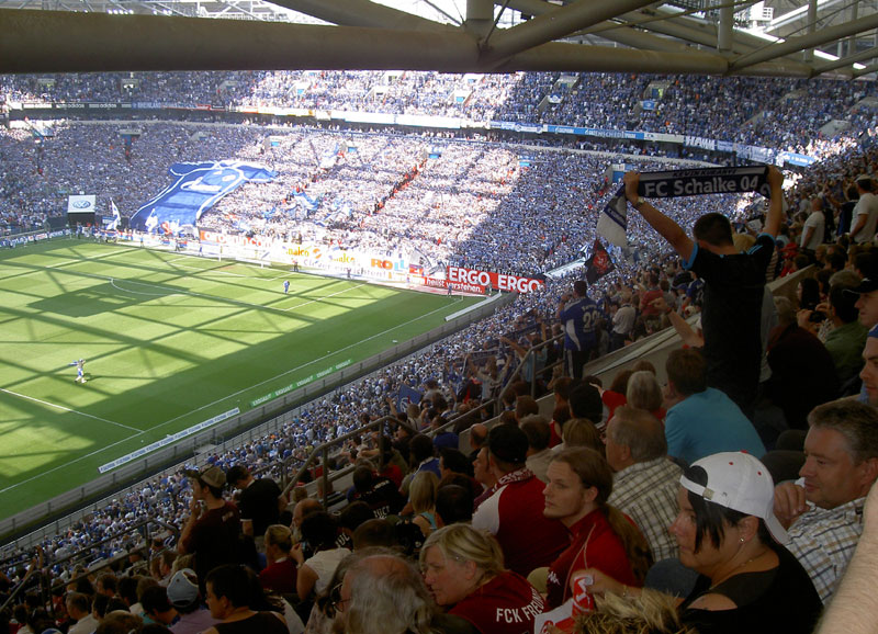 Blick in die ausverkaufte „Veltins-Arena“.