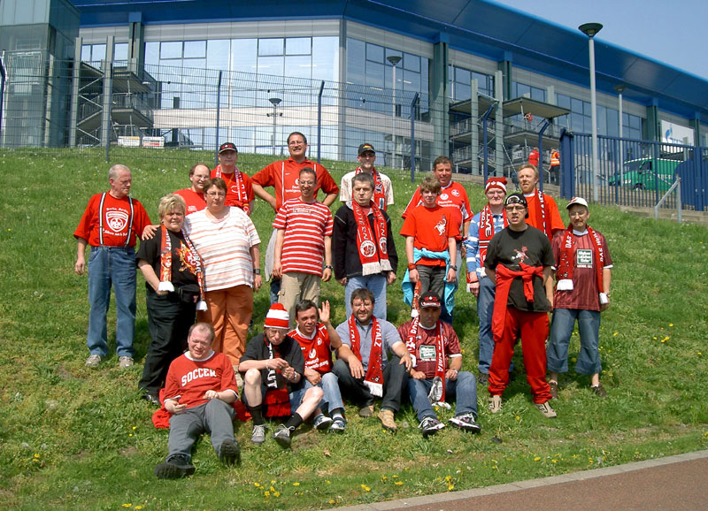 Die Gruppe aus dem Wohnheim „St. Martin“ zusammen mit den beiden Fairplay-Vertretern Gabi Ochotta und Joachim Högner vor der „Veltins-Arena“.